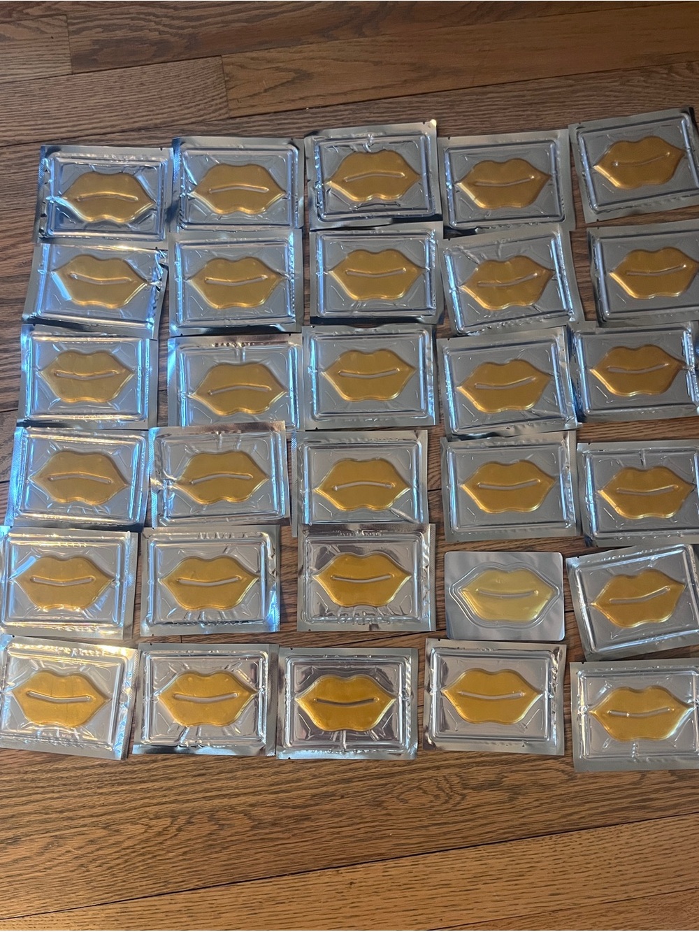 Gold Lip-Shaped Hydrogel Eye & Lip Mask Pack - 30 - (givvys, thank you’s, gifts)